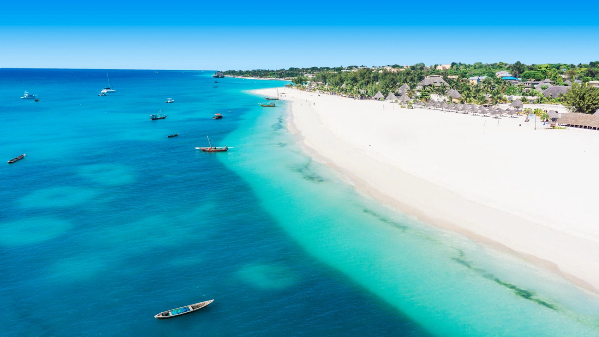 una spiaggia candida del kenya vista dall'alto si affaccia sul mare turchese
