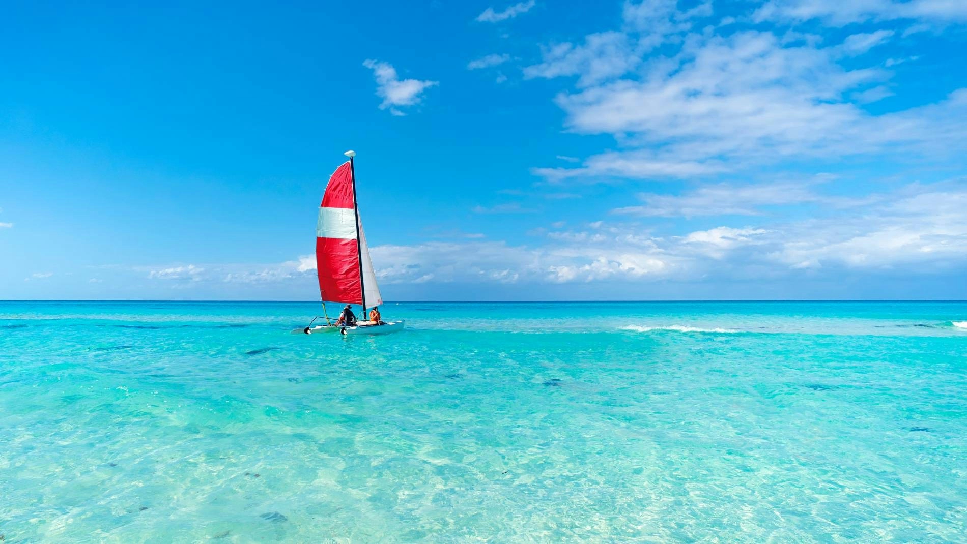 un catamarano a vela naviga sulle acque cristalline delle spiagge di varadero