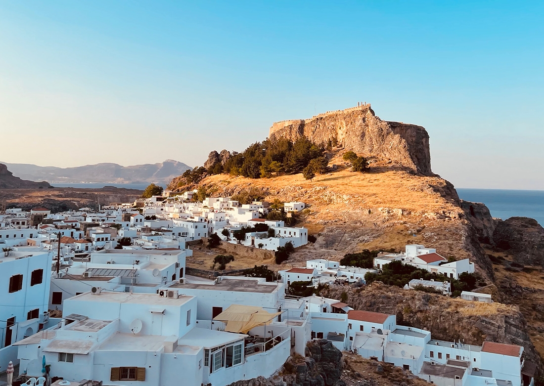 Un promontorio sull'isola di Rodi al crepuscolo (nell'articolo i locali da non perdere sull'isola)