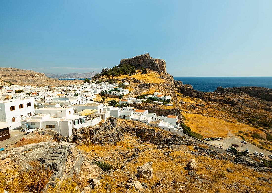 un tipico paesaggio di casette bianche a rodi in grecia