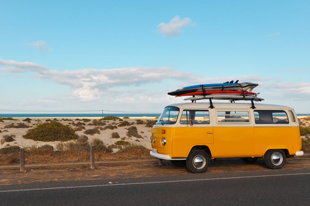 un van con delle tavole da surf a fuerteventura, una delle mete dove fare una vacanza sportiva