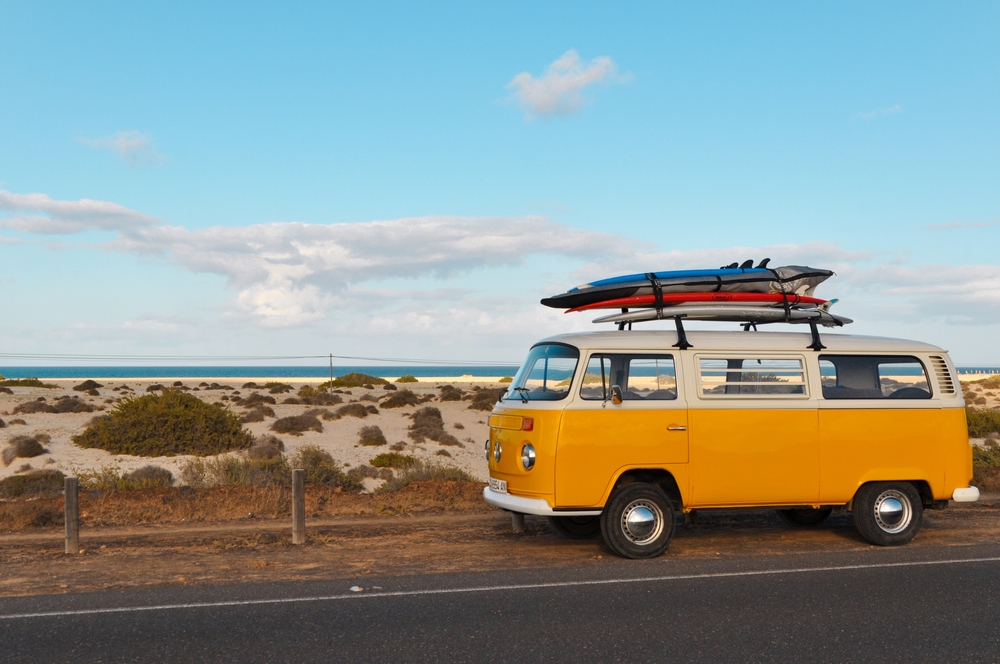 ecco le informazioni turistiche per una vacanza sull'isola di fuerteventura (nella foto un van con delle tavole da surf)