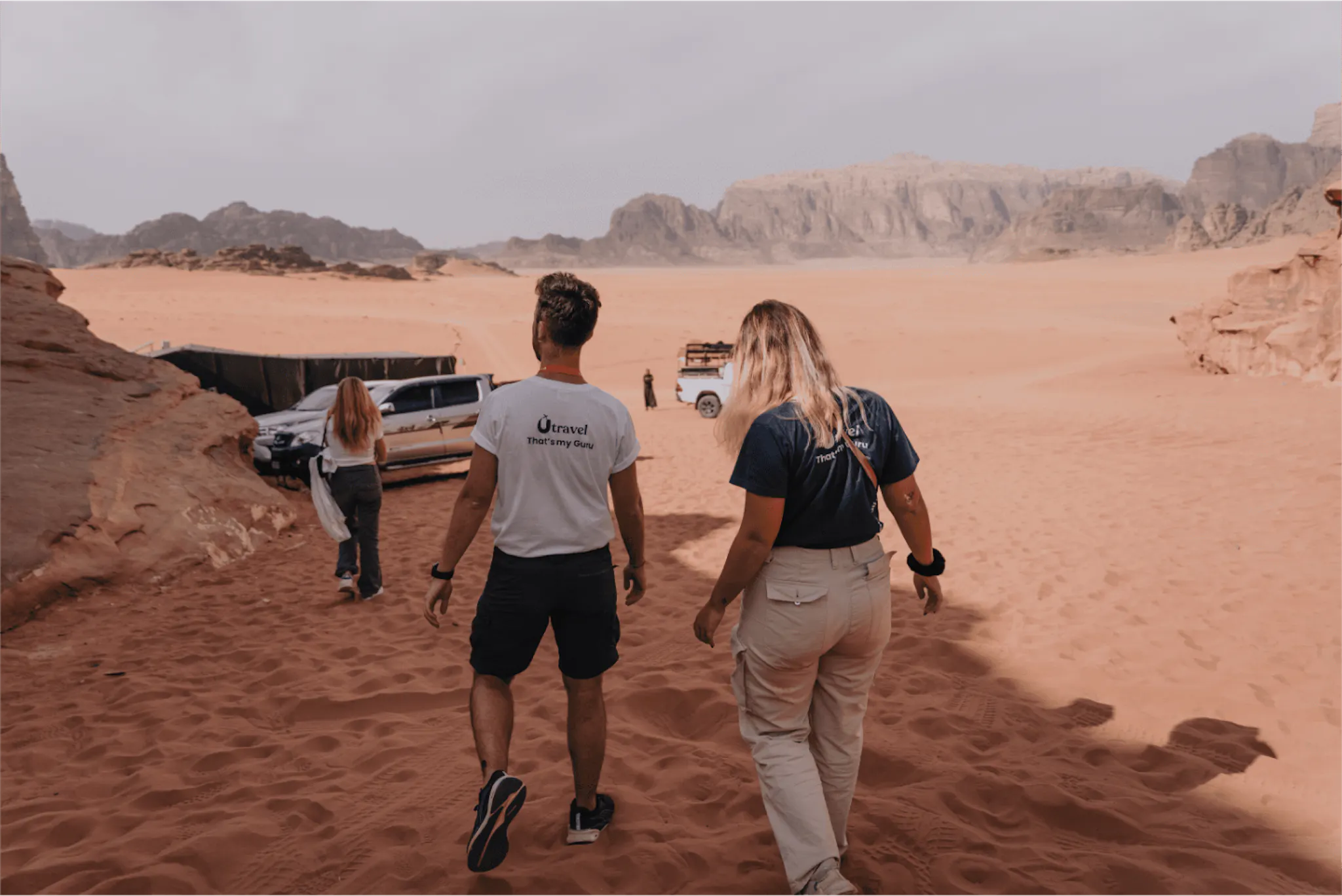 Due ragazzi di spalle nel deserto