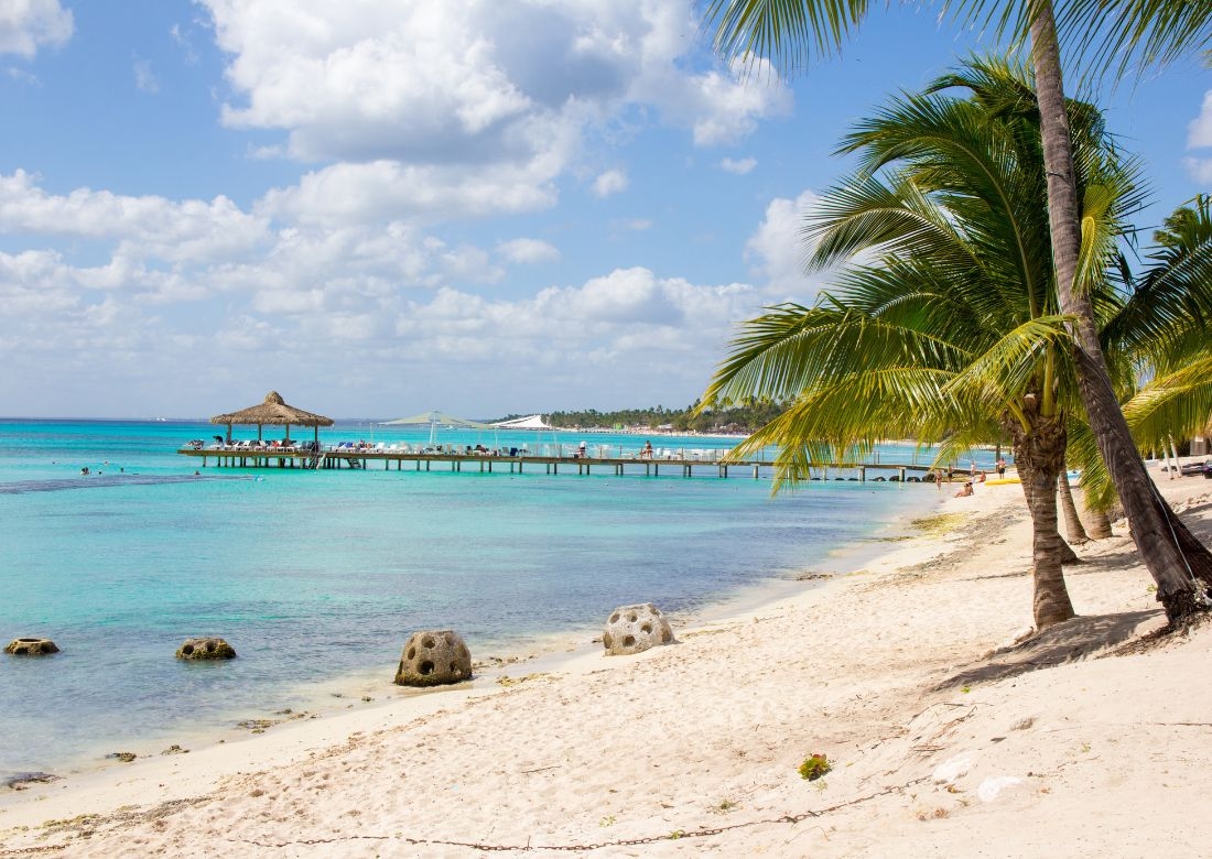 una spiaggia di bayahibe in repubblica dominicana, nell'articolo ecco le escursioni da non perdere