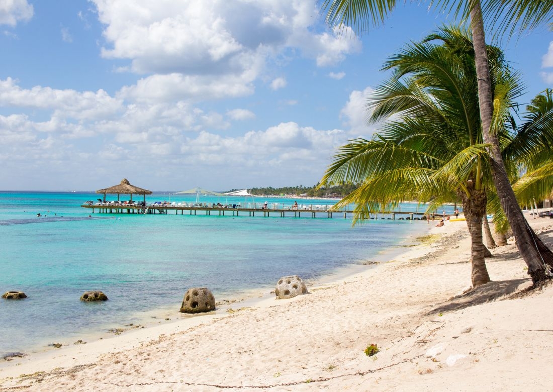 una spiaggia di bayahibe in repubblica dominicana, nell'articolo ecco le escursioni da non perdere