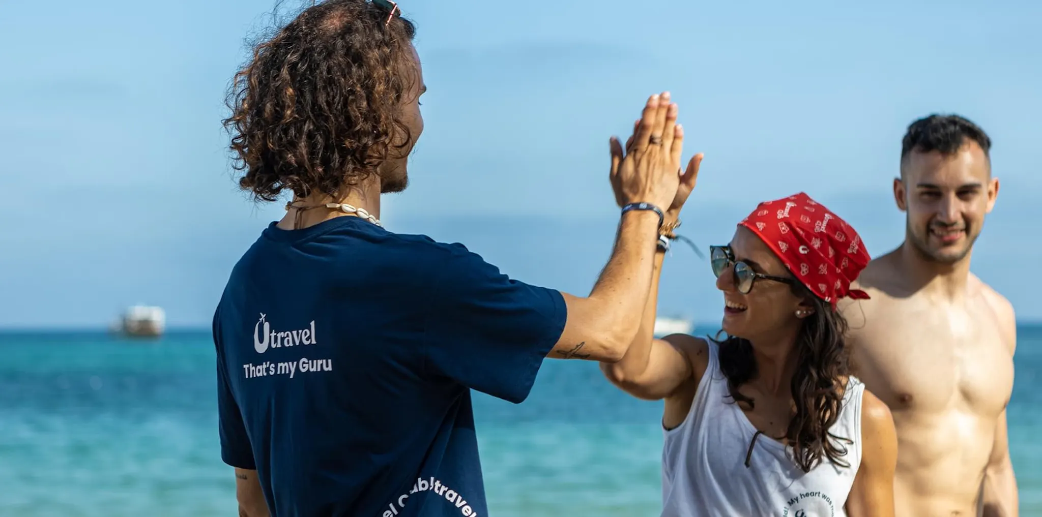 2 ragazzi in spiaggia che si danno il cinque
