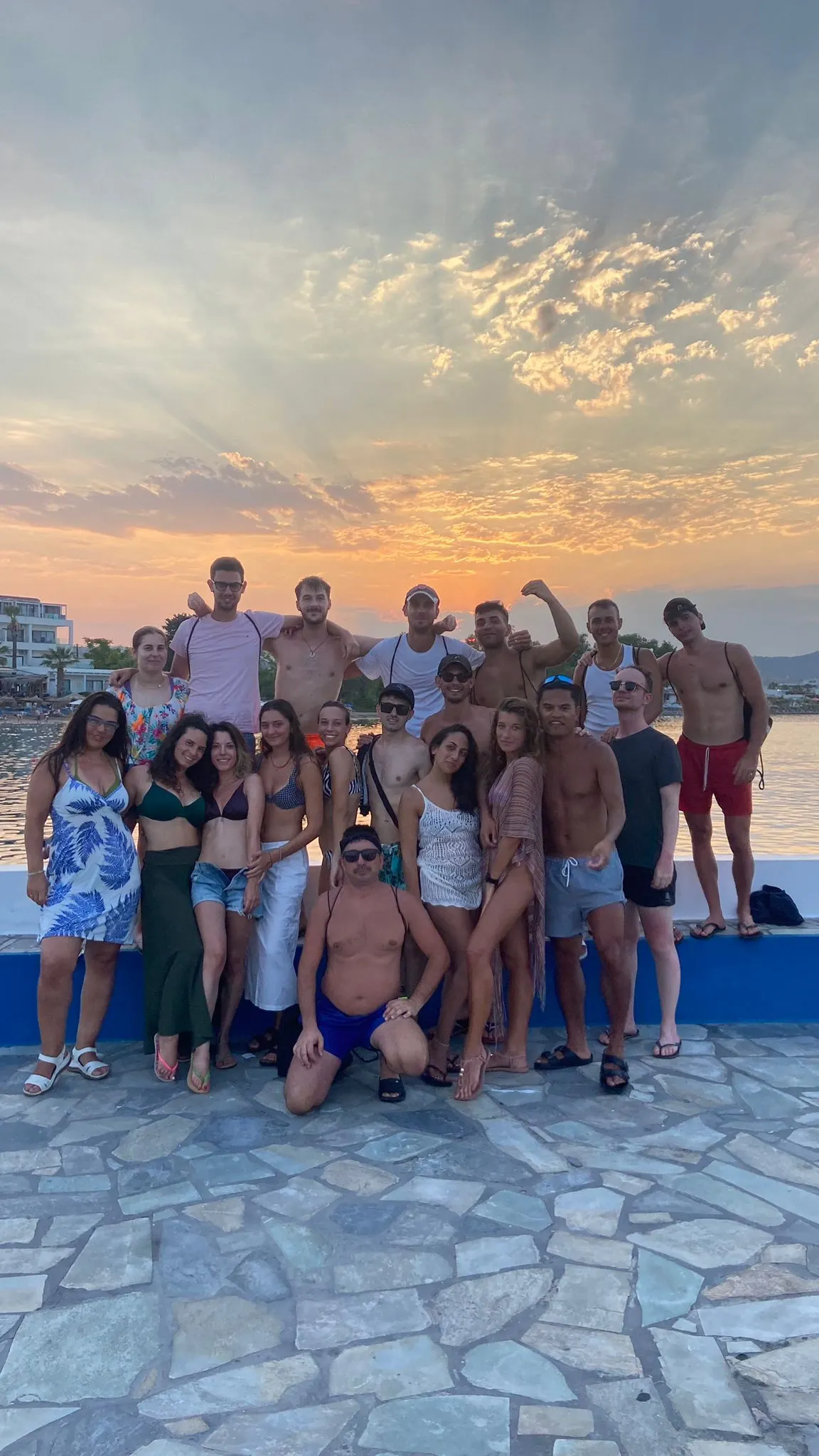 Un bellissimo tramonto sul mare di Faliraki a Rodi