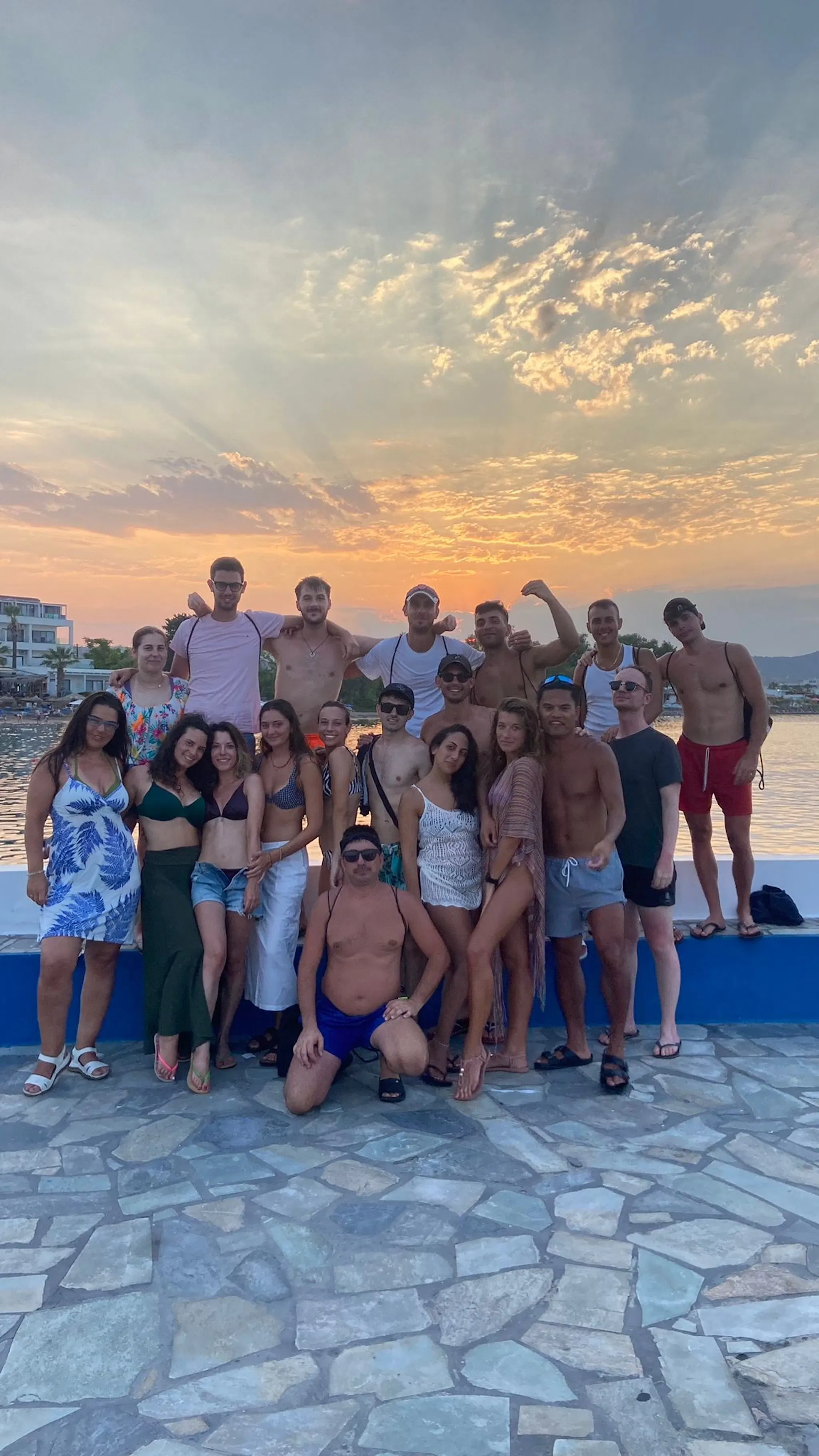 Un bellissimo tramonto sul mare di Faliraki a Rodi