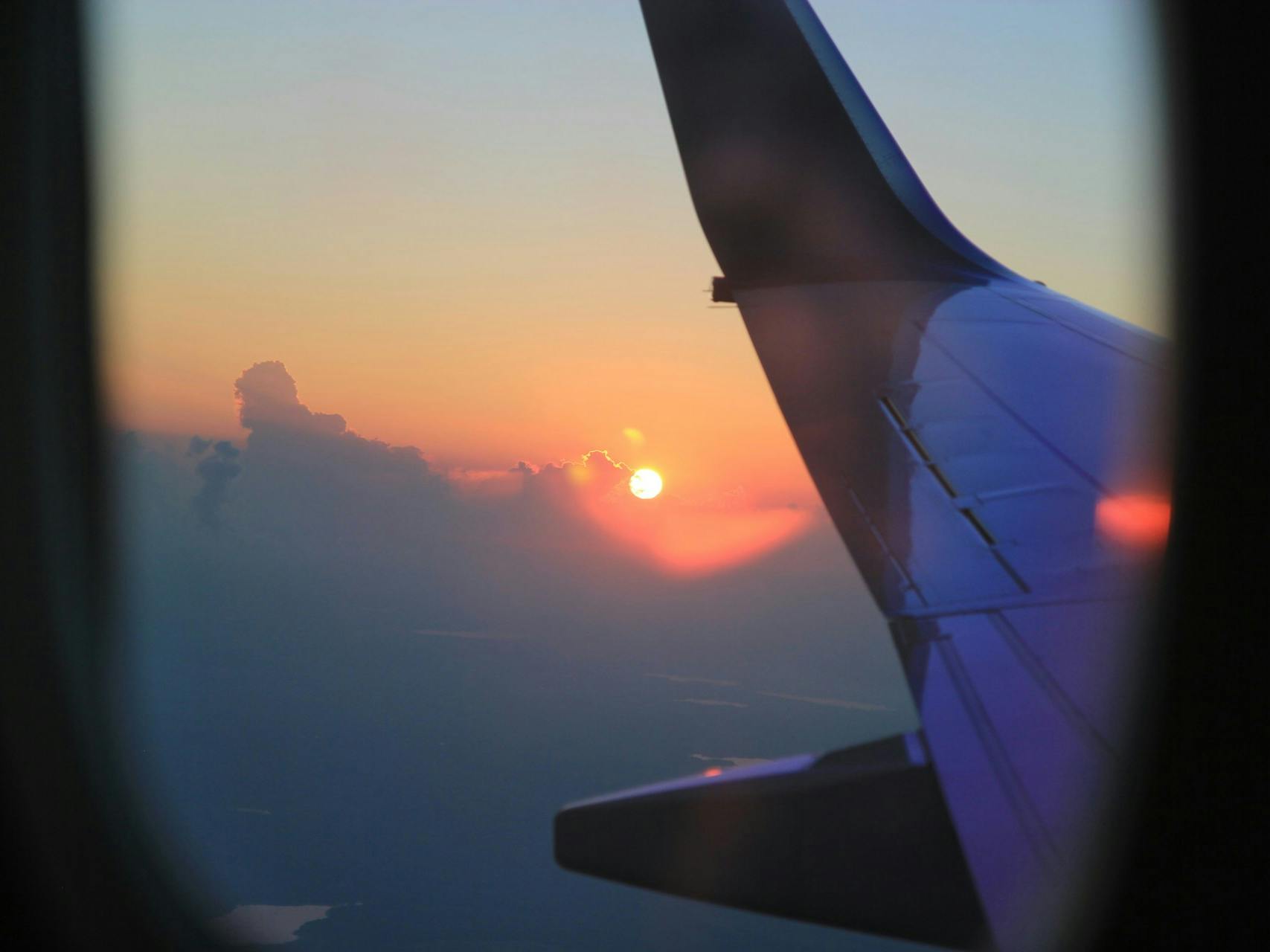 Tramonto dal finestrino di un'aereo