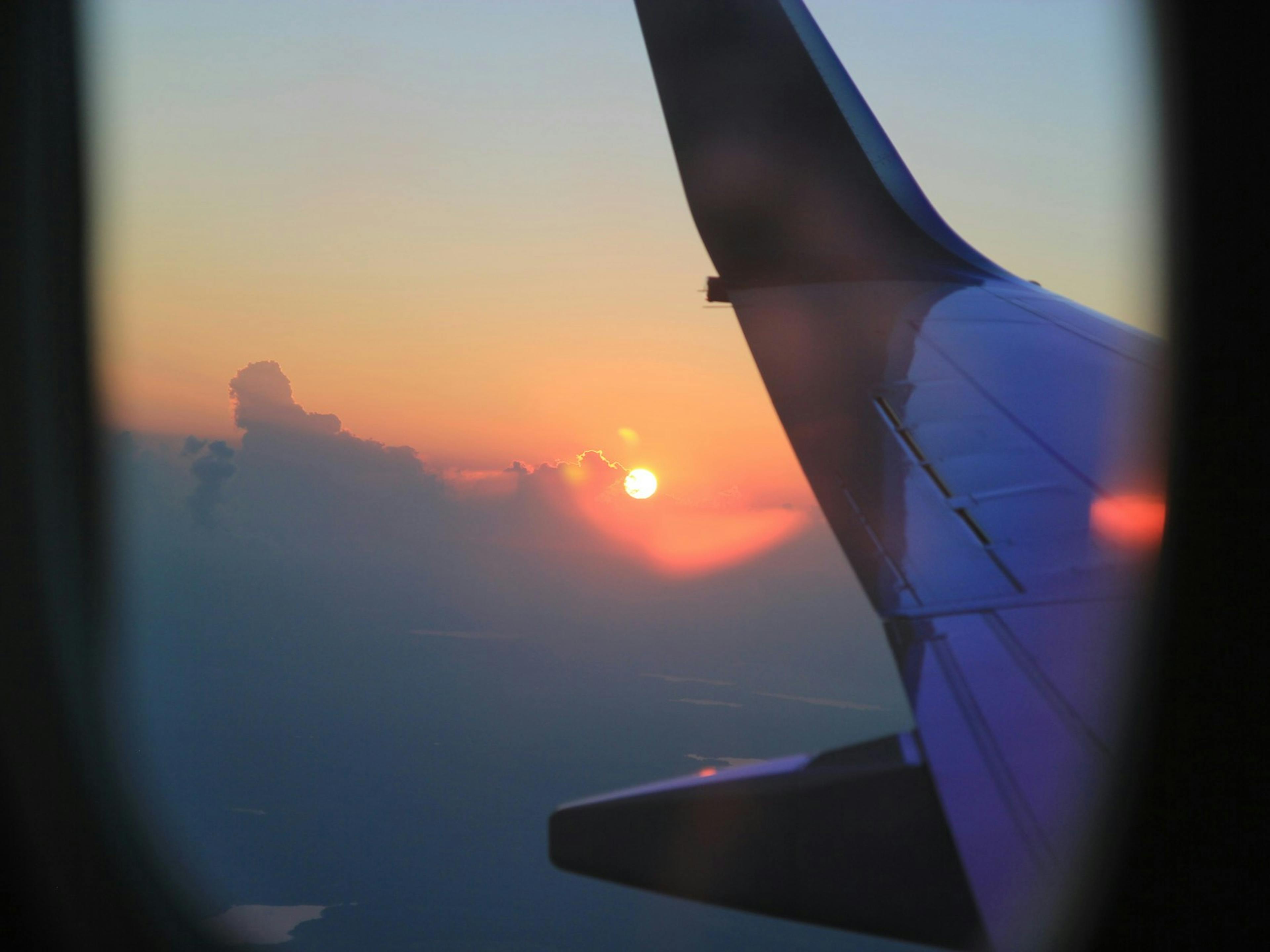 Tramonto dal finestrino di un'aereo