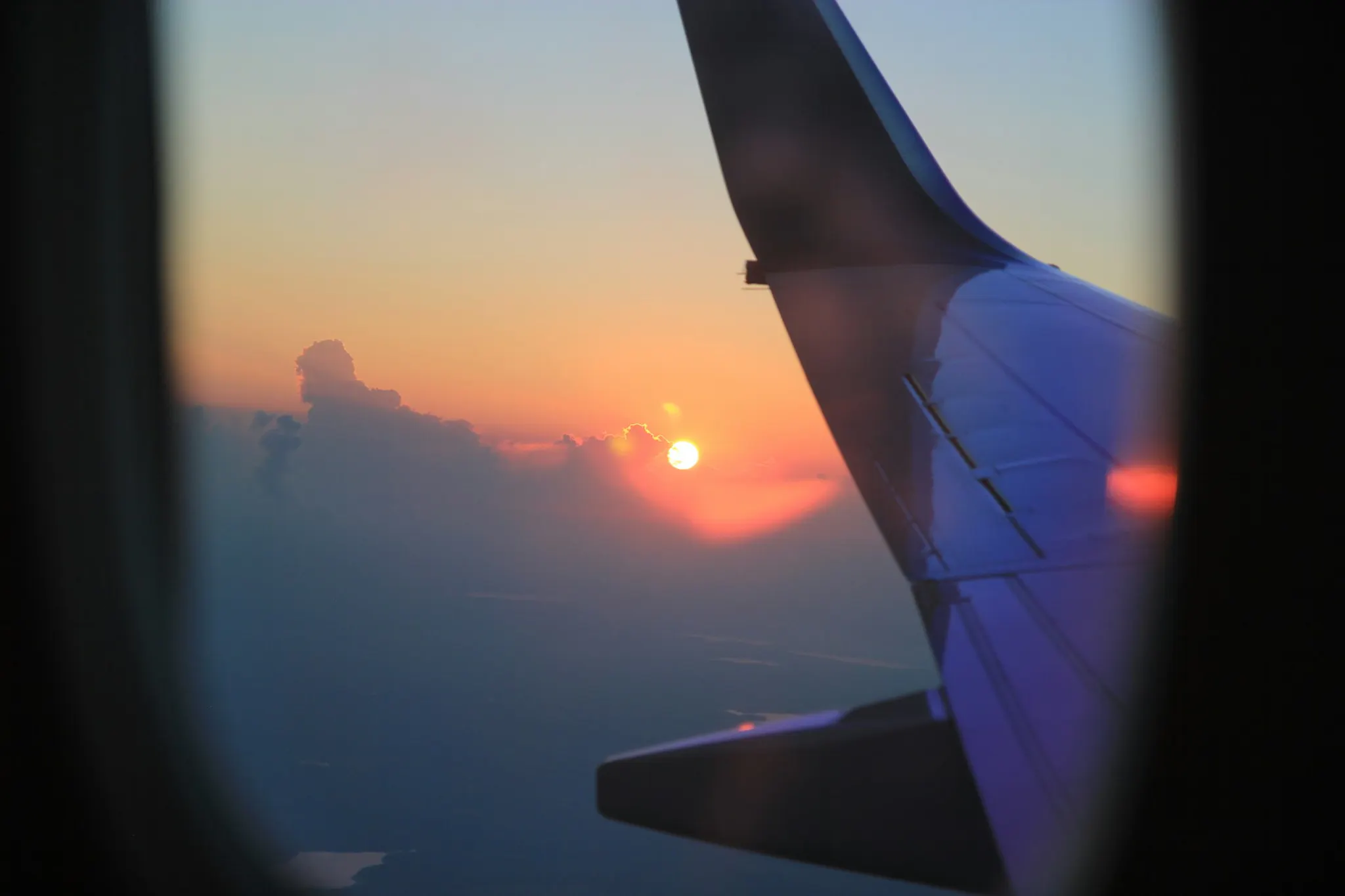 Tramonto dal finestrino di un'aereo