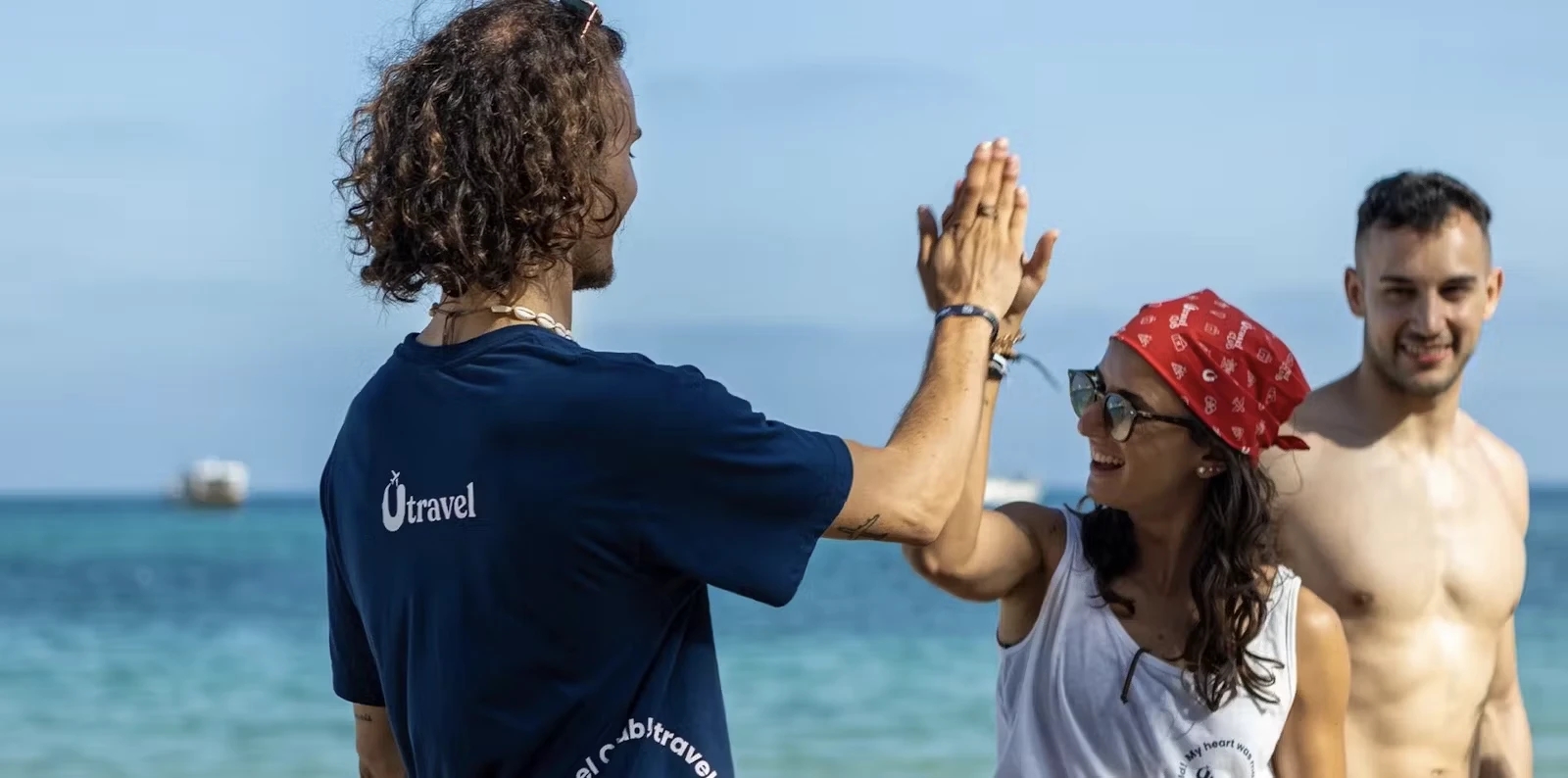 2 ragazzi in spiaggia che si danno il cinque