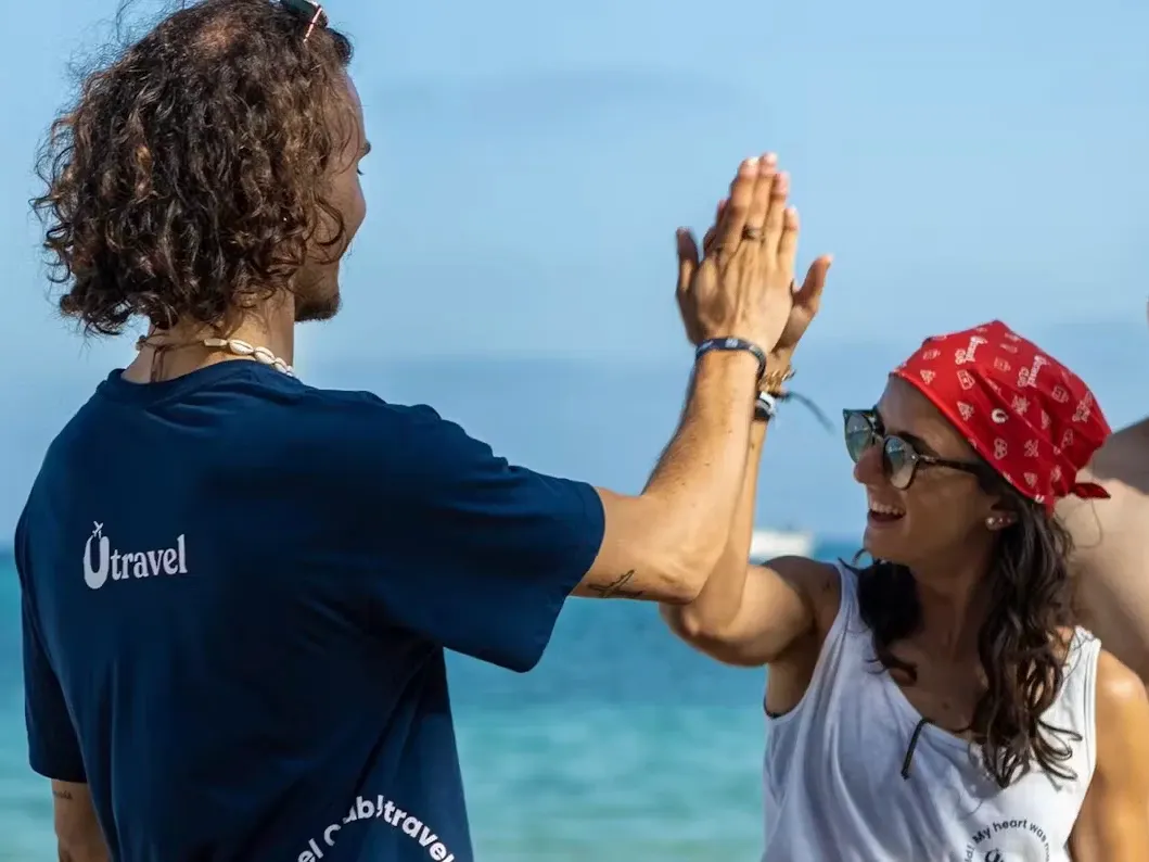 2 ragazzi in spiaggia che si danno il cinque