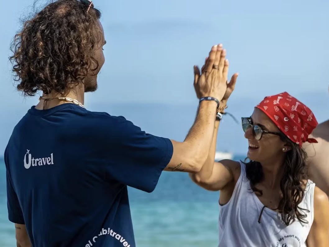 2 ragazzi in spiaggia che si danno il cinque
