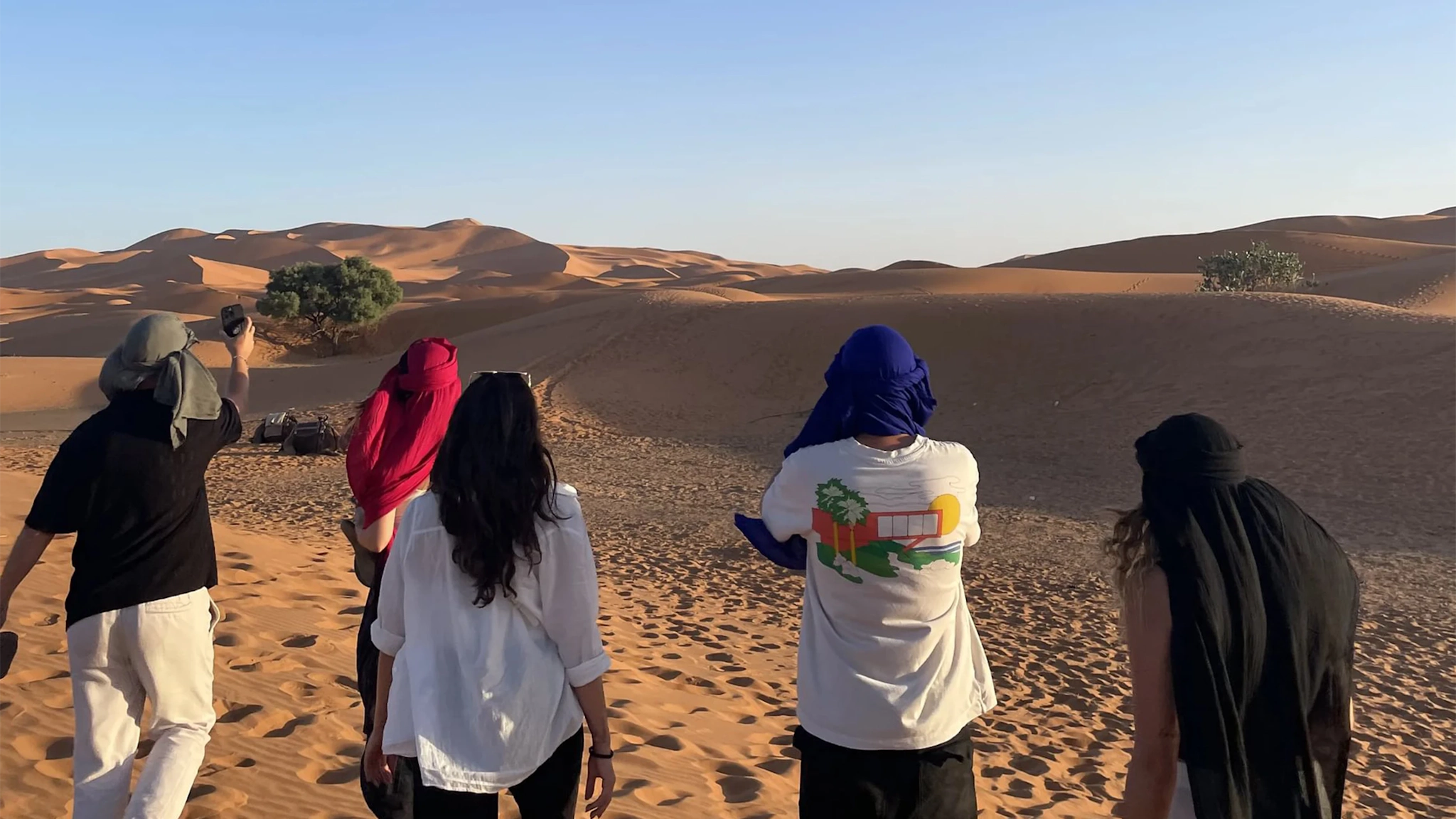 Ragazzi nel deserto in Marocco