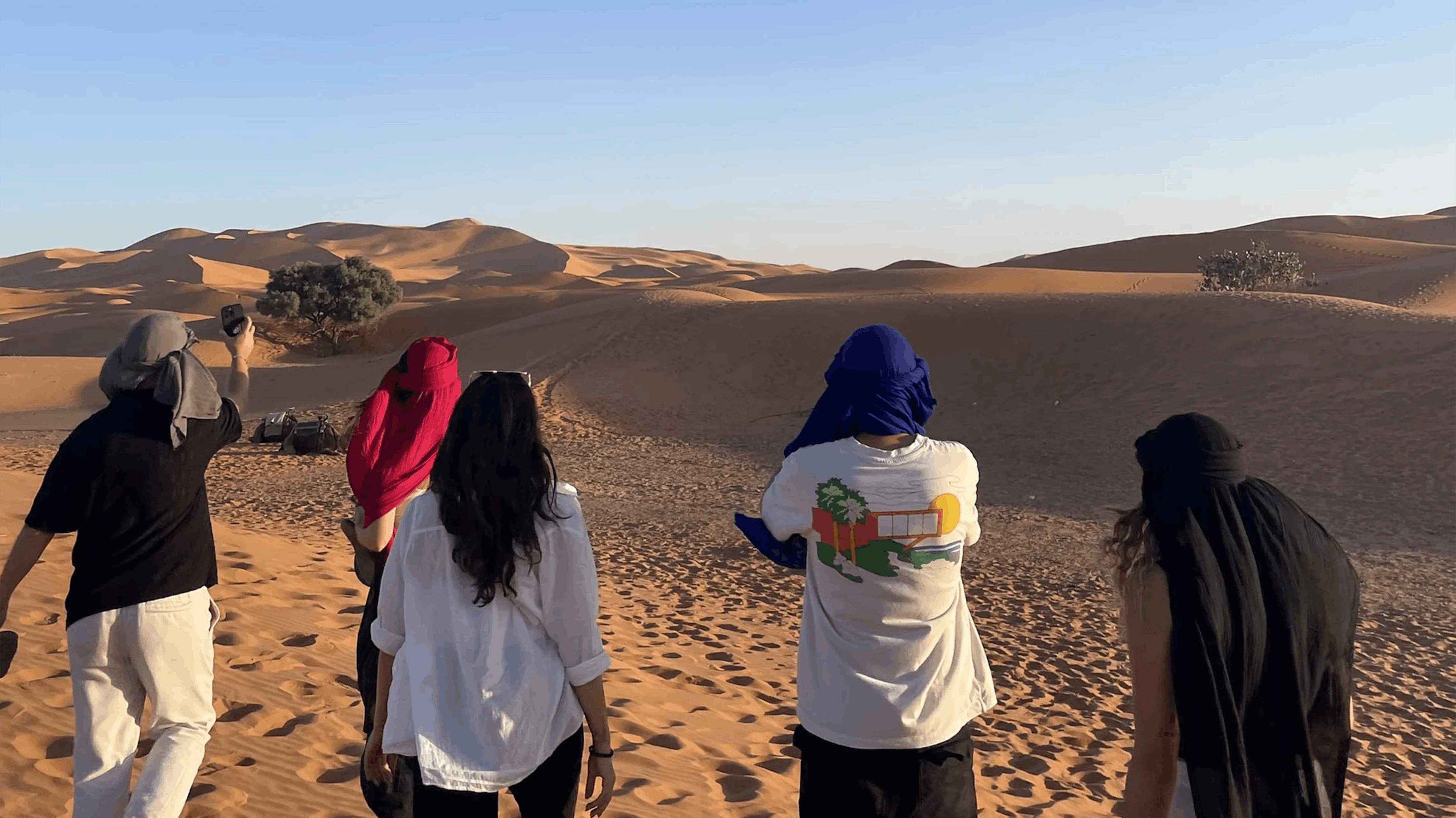 Ragazzi nel deserto in Marocco