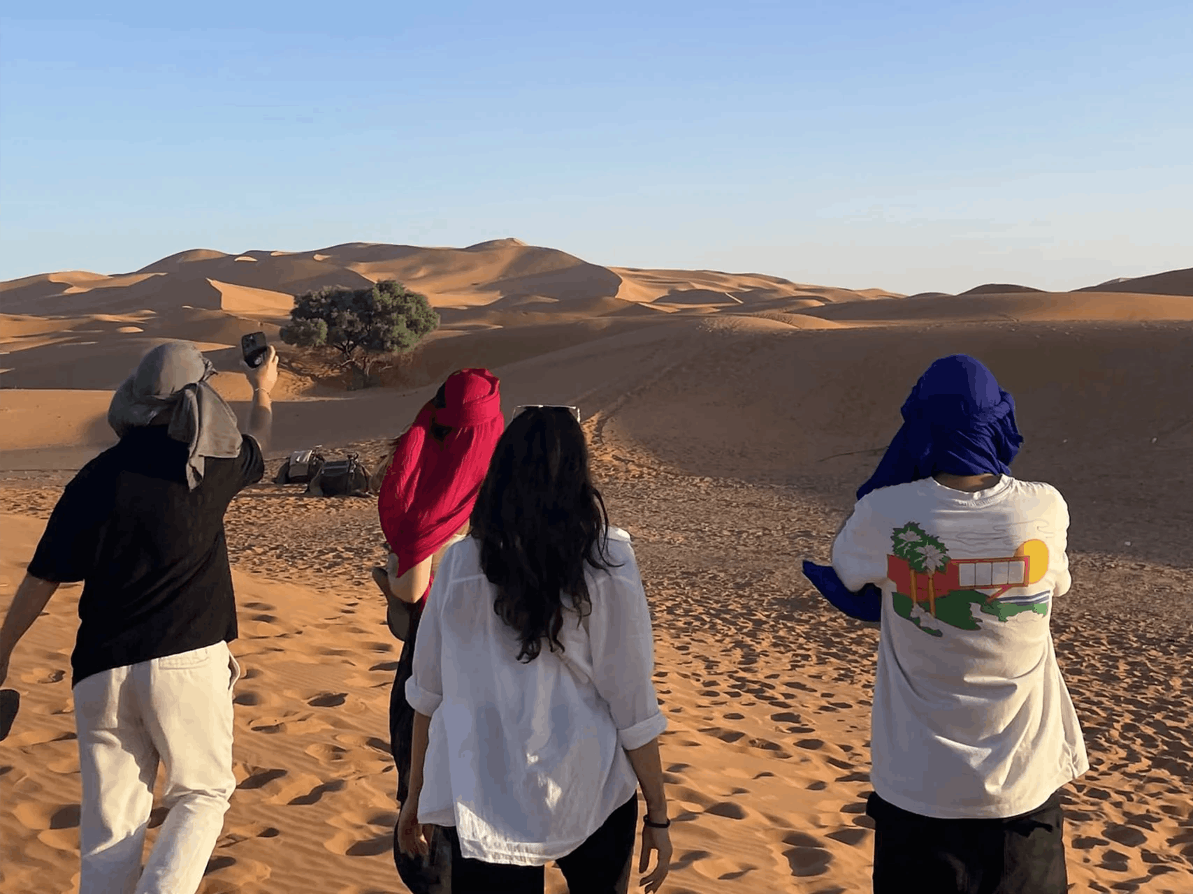 Ragazzi nel deserto in Marocco