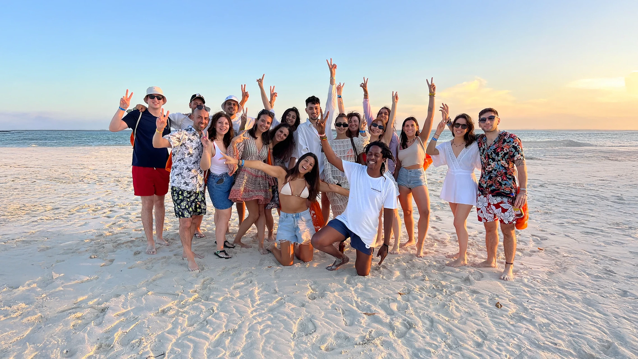 Ragazzi in spiaggia a Zanzibar