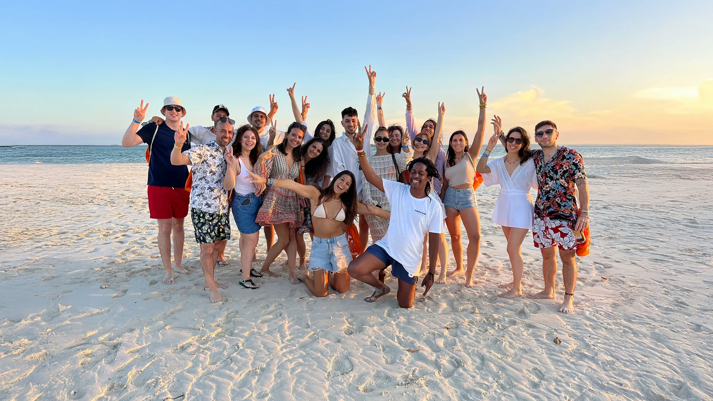 Ragazzi in spiaggia a Zanzibar
