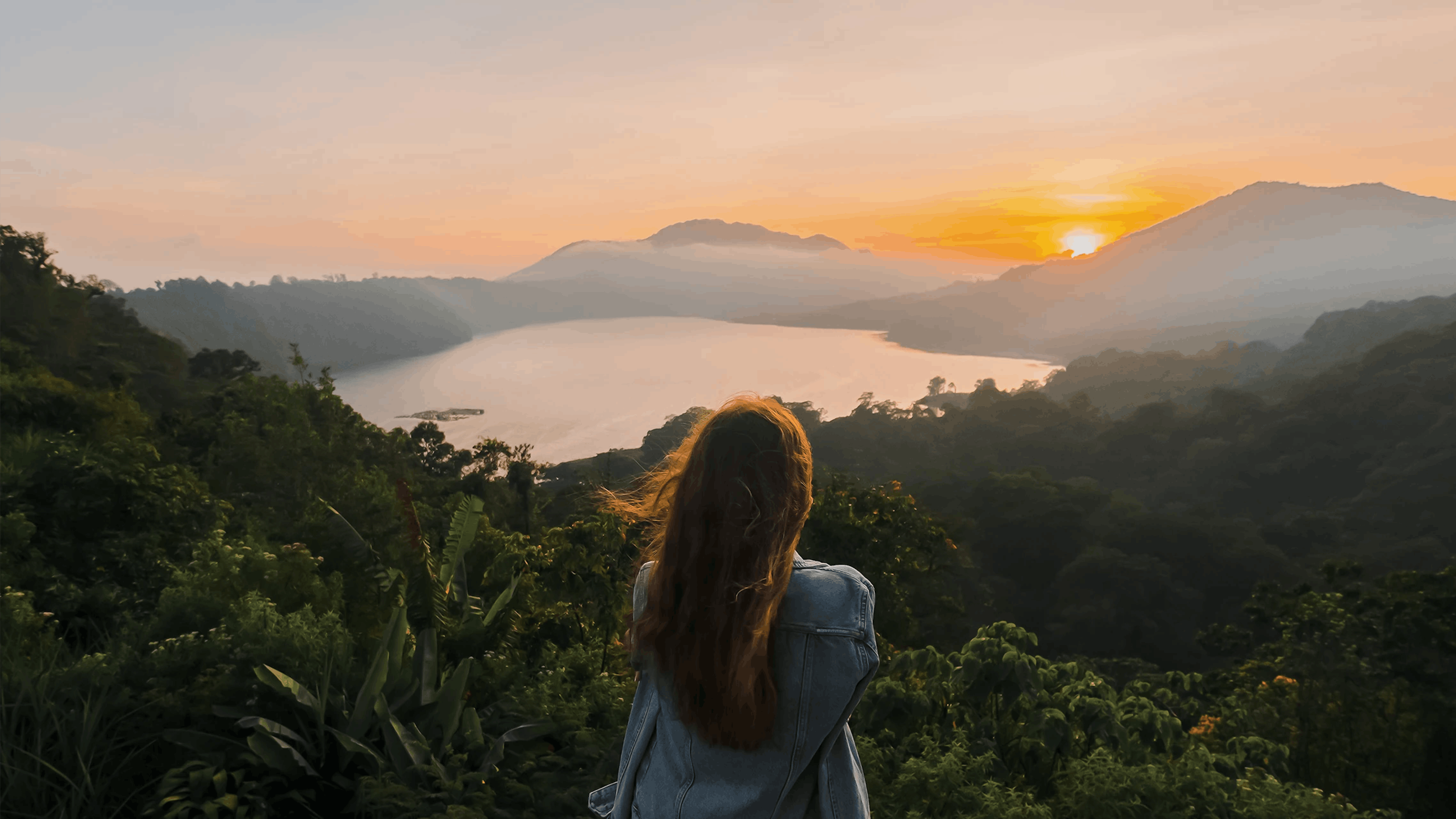 Ragazza che guarda il tramonto