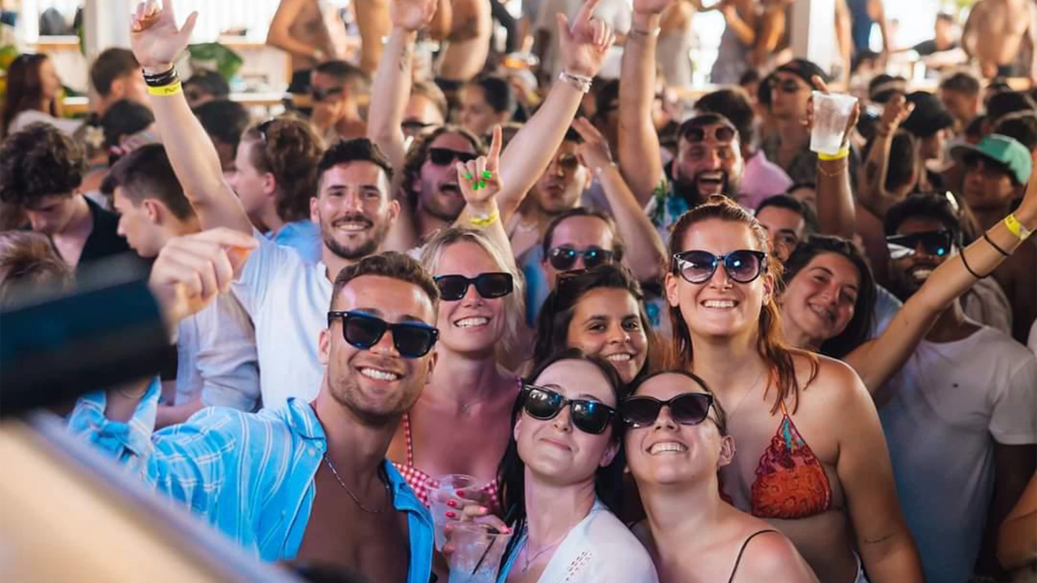 Ragazzi ad una festa a Corfù