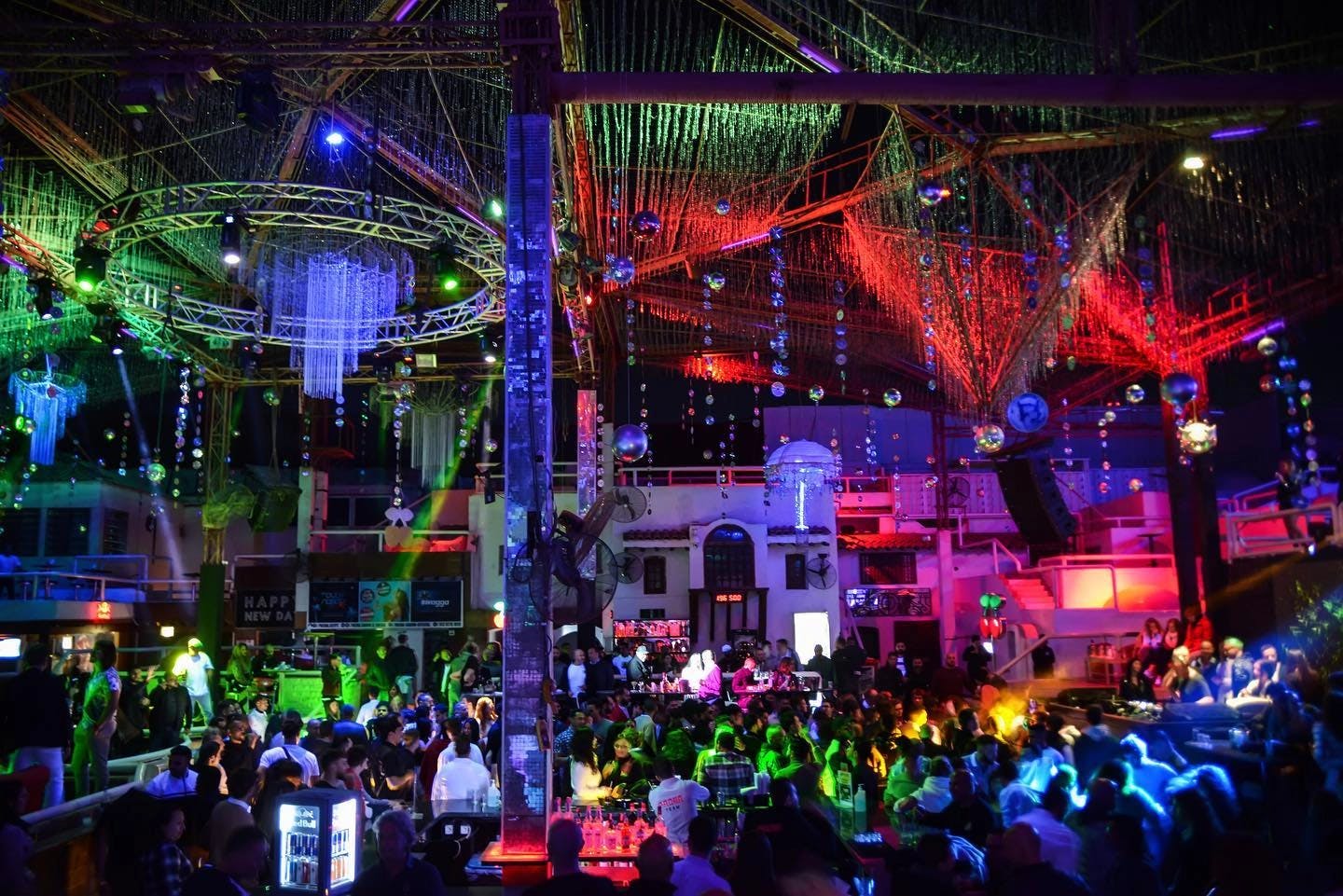 Il Bus Stop è una delle discoteche più famose di Sharm El-Sheikh