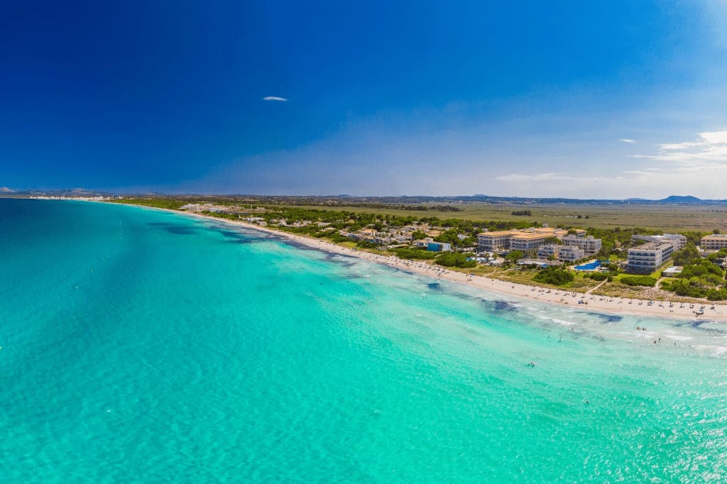 Playa du Muro è una delle spiagge più conosciute e amate dai turisti a Maiorca