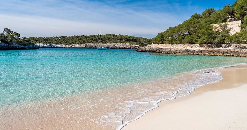 Se stai cercando una spiaggia immersa nella natura, Cala Mondragò fa al caso tuo!