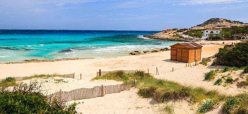 Cala Agulla è totalmente immersa nella natura. La fatica vale la vista!