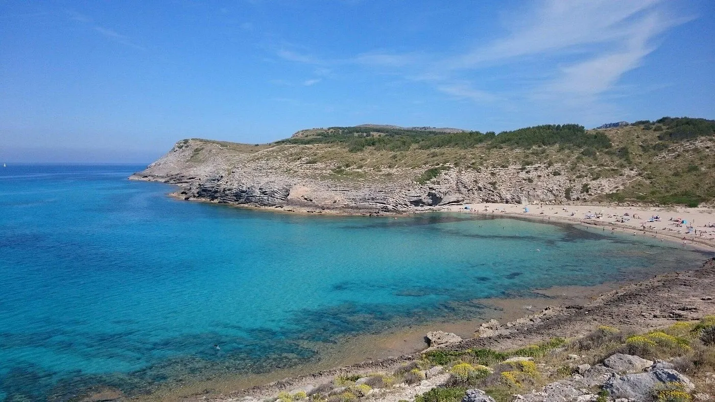 Cala Torta è una spiaggia immersa nella natura e piuttosto isolata