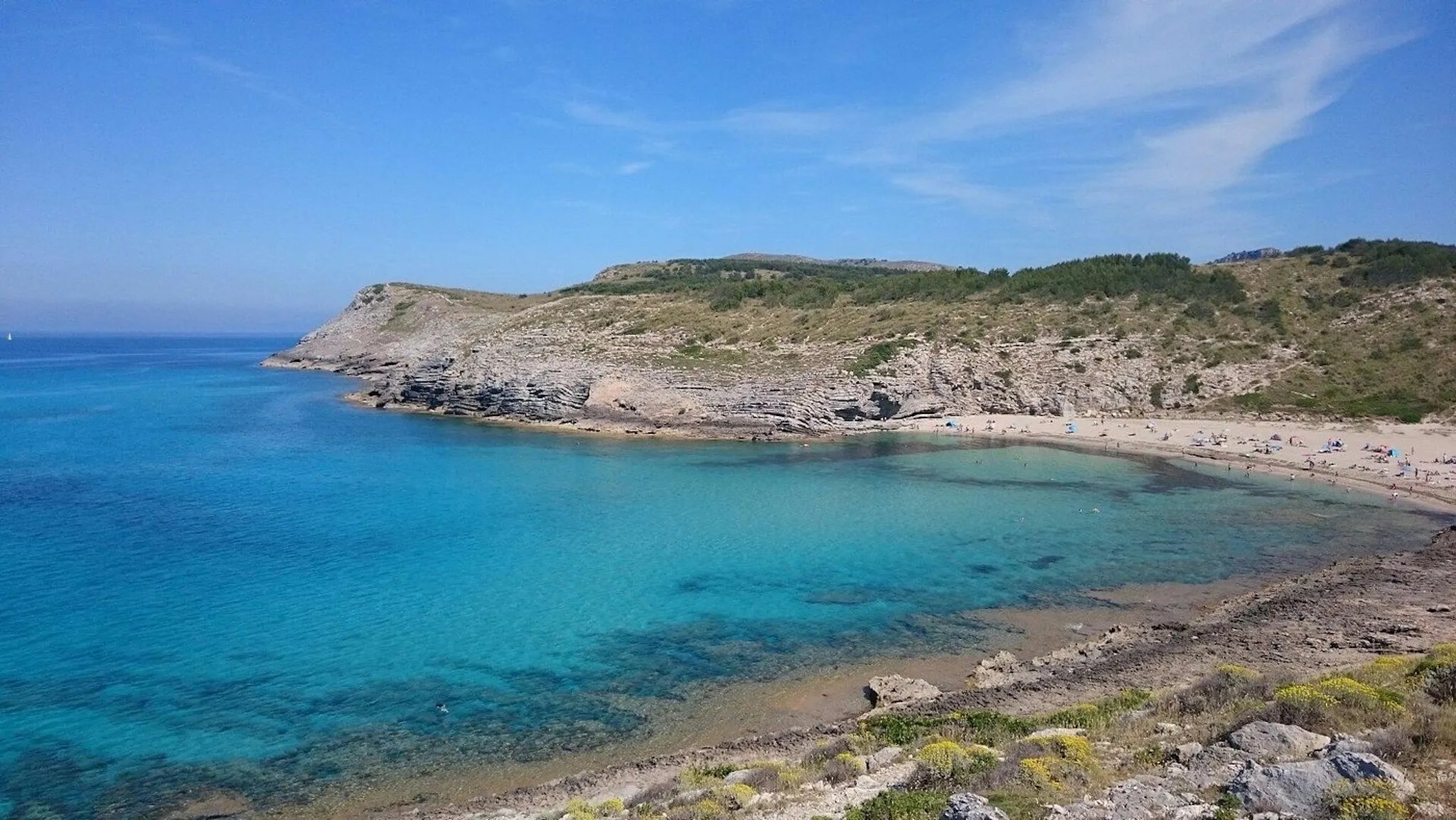 Cala Torta è una spiaggia immersa nella natura e piuttosto isolata