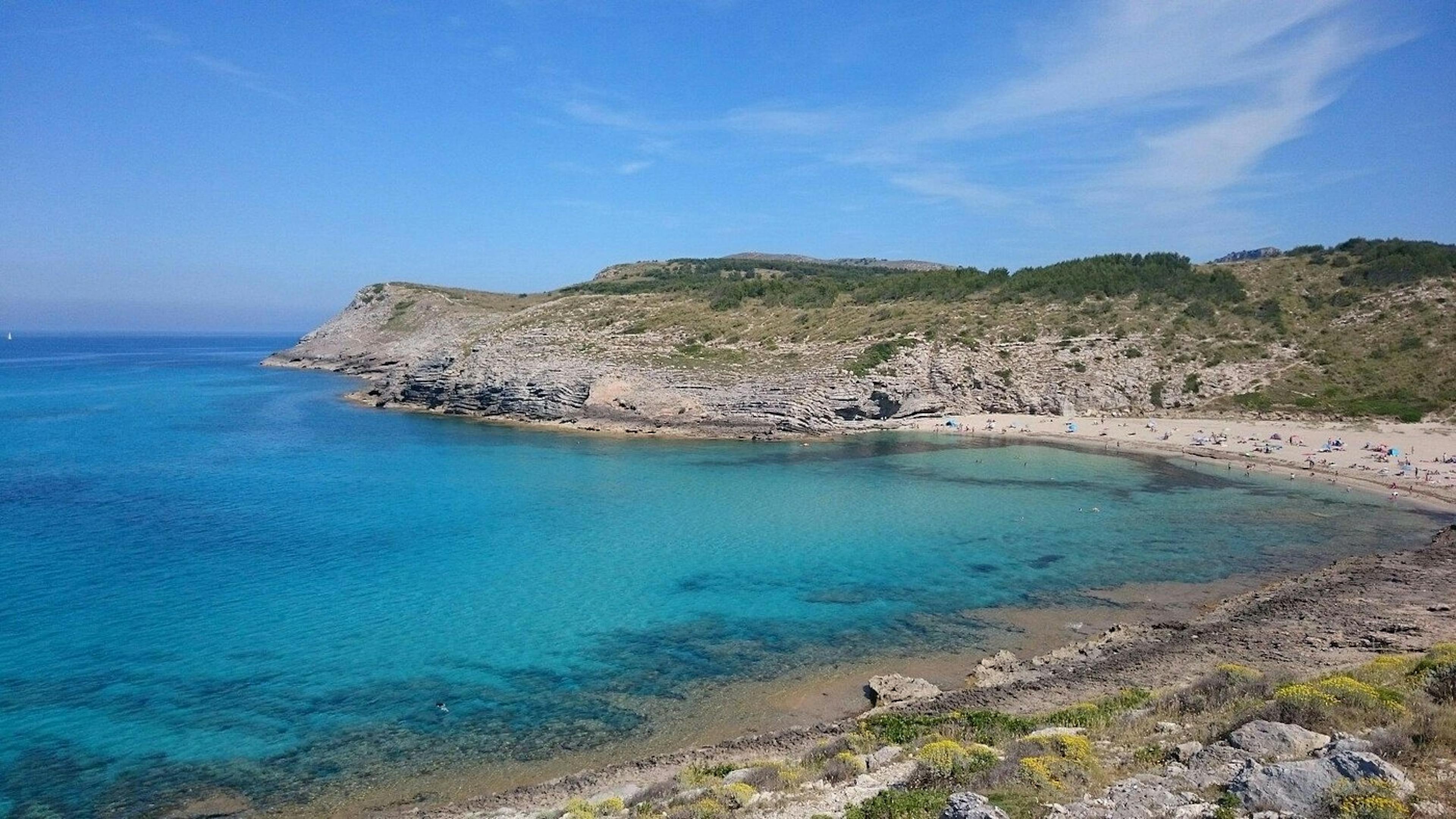 Cala Torta è una spiaggia immersa nella natura e piuttosto isolata