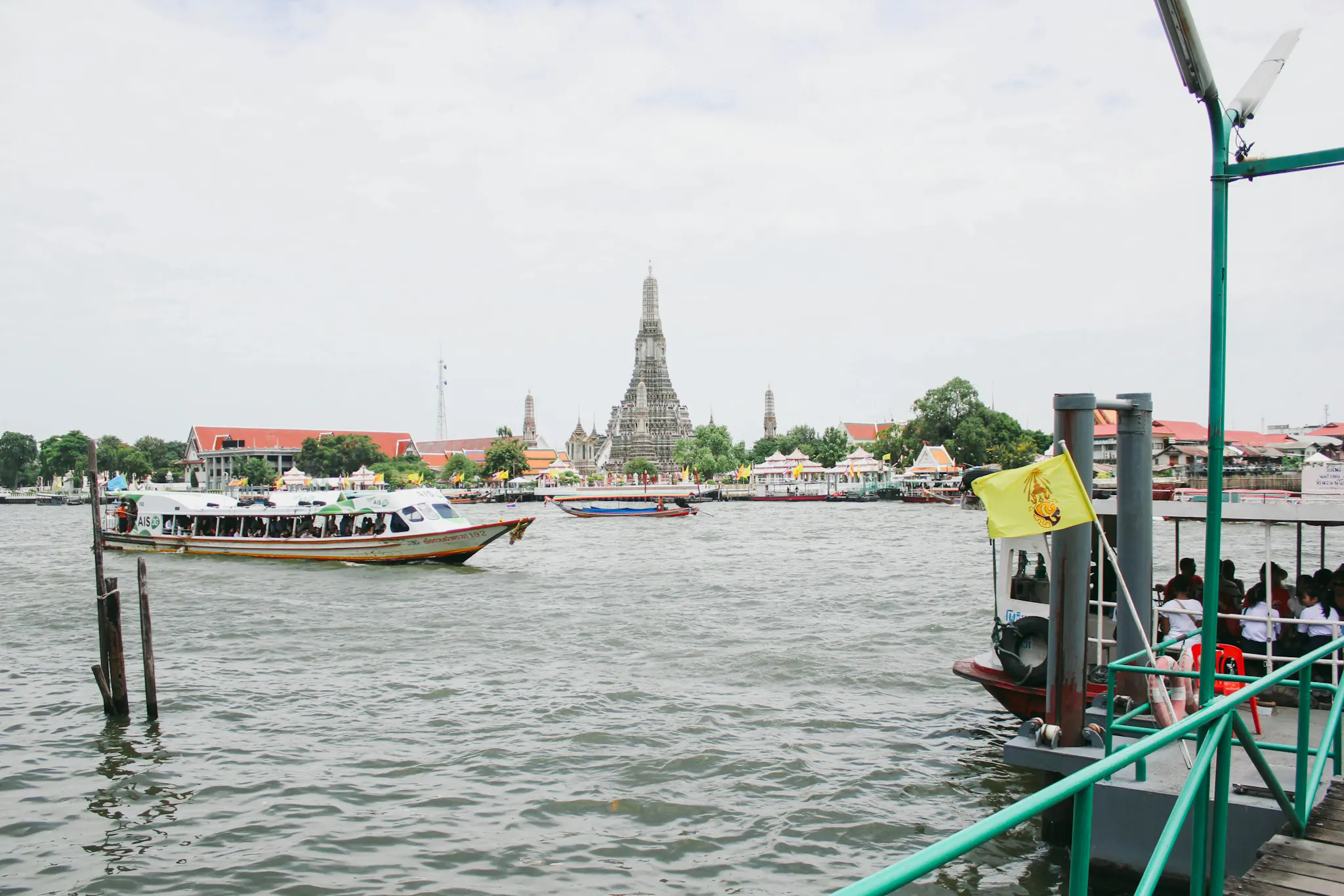 Dai Canali di Thonburi si può vedere il profilo del Palazzo Reale