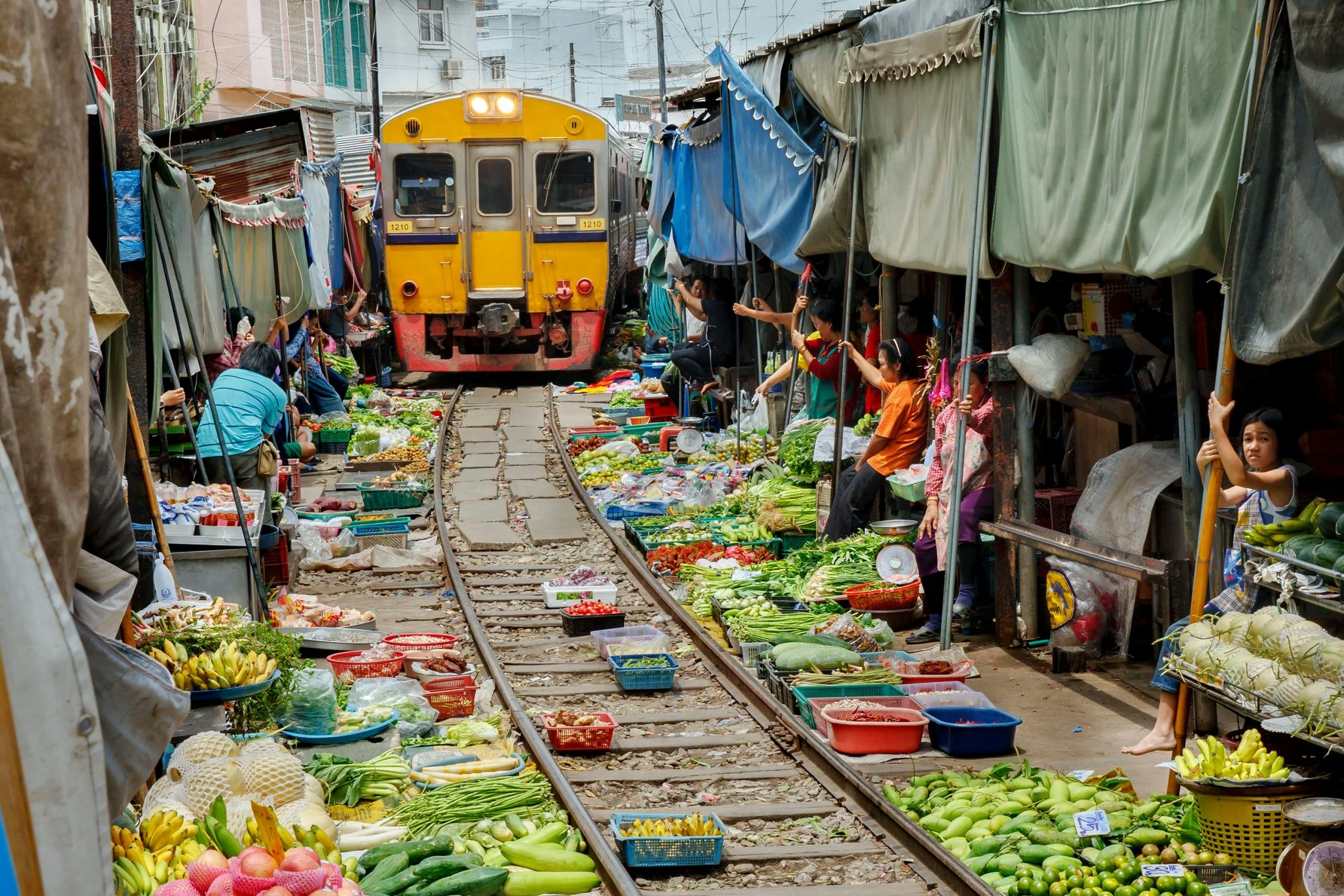 Il Mercato della Ferrovia è un must per chi visita la Thailandia