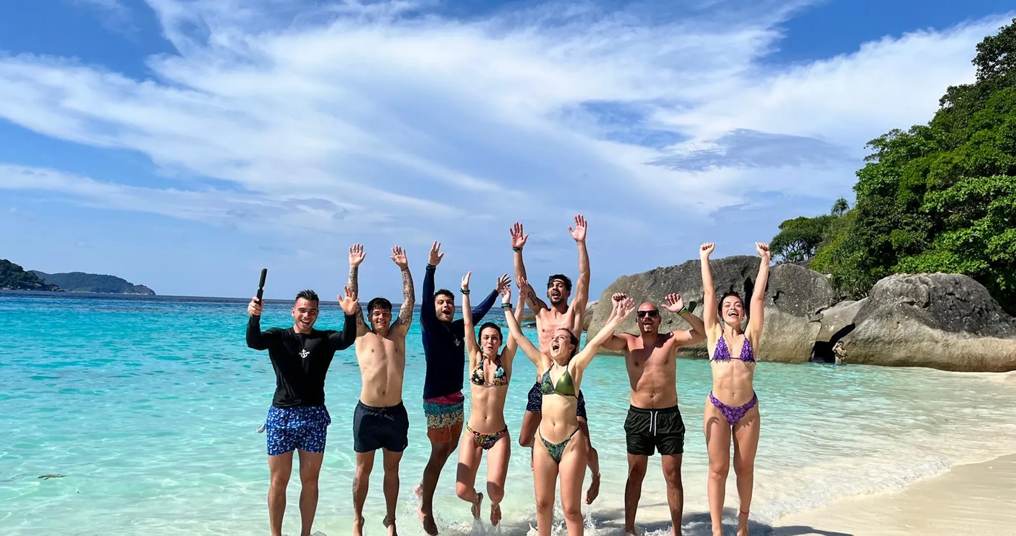 Gruppo di ragazzi in spiaggia in thailandia