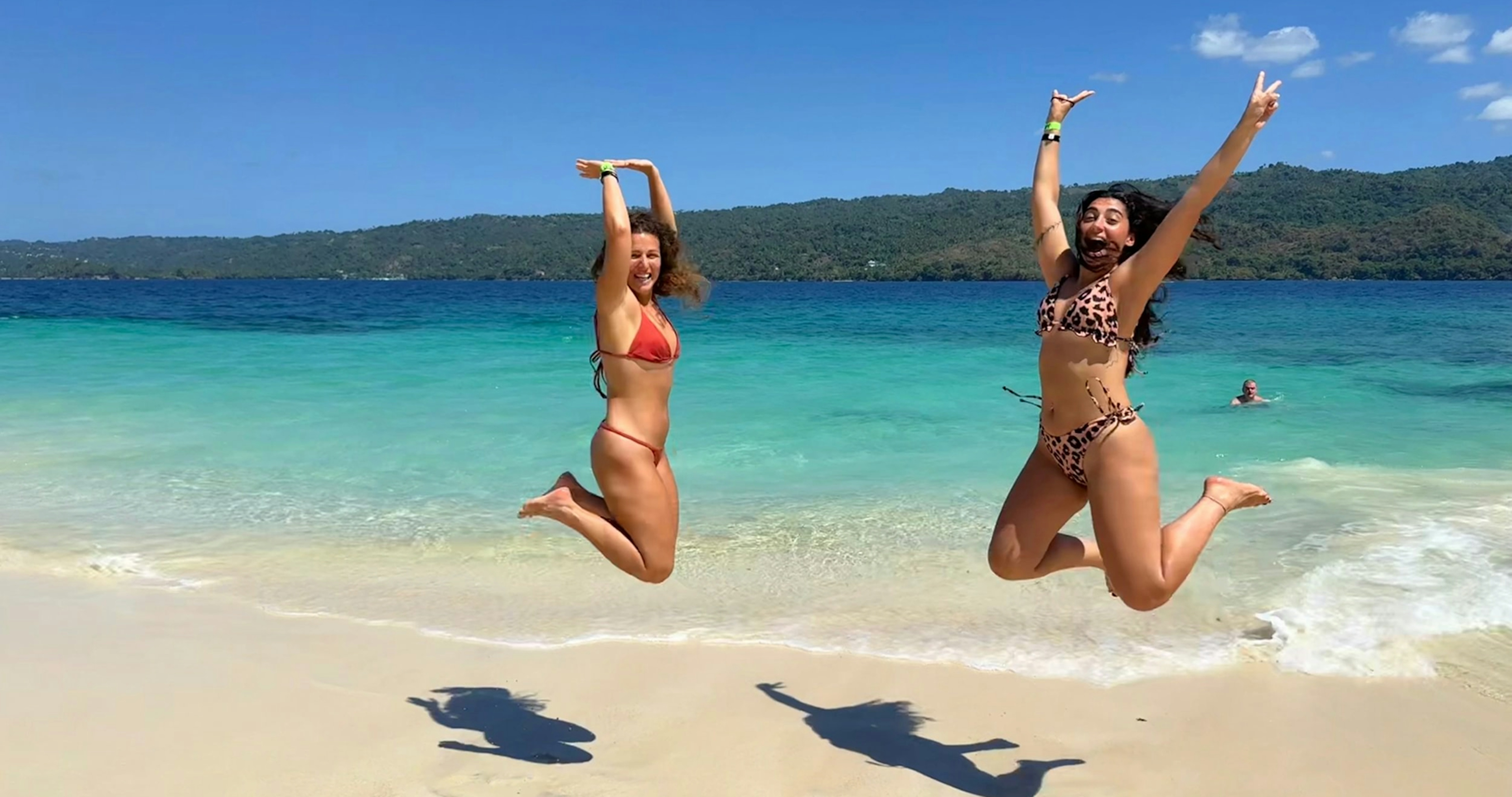 Due ragazze saltano in repubblica dominicana