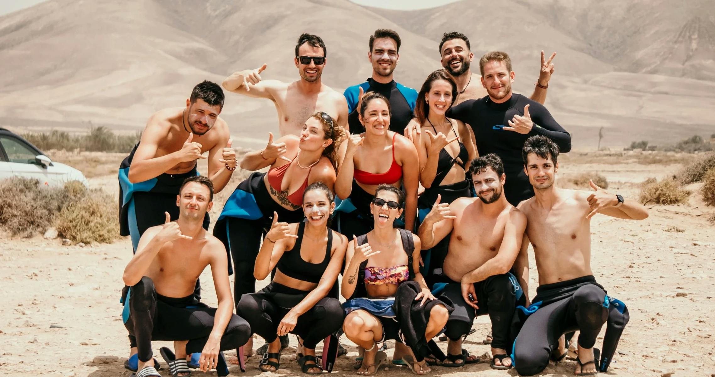 Gruppo di ragazzi dopo il surf