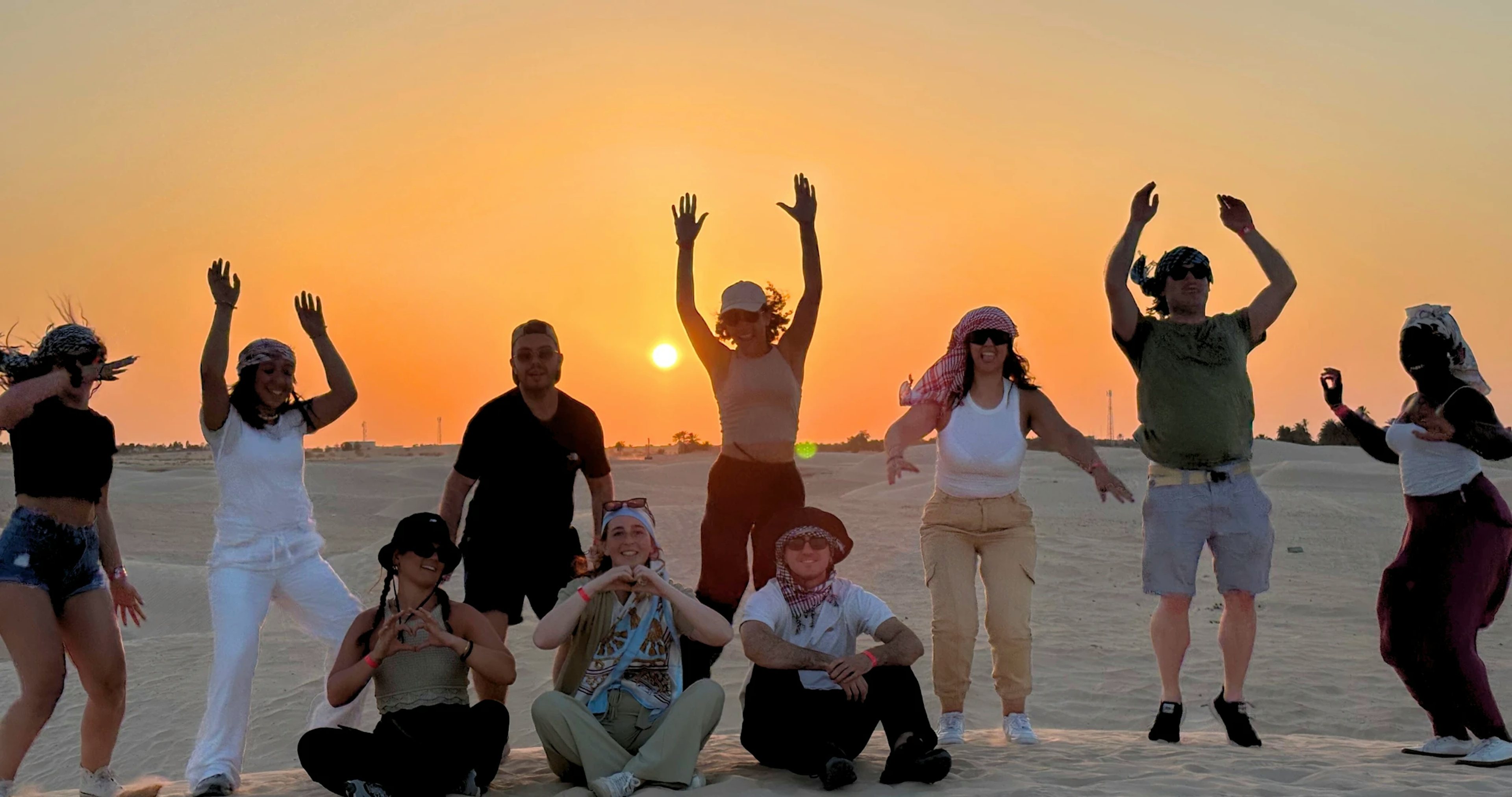 Gruppo di ragazzi nel deserto