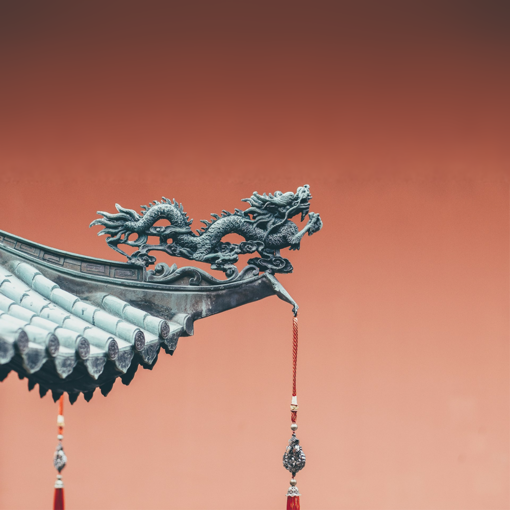dettaglio di tetto asiatico con dragone