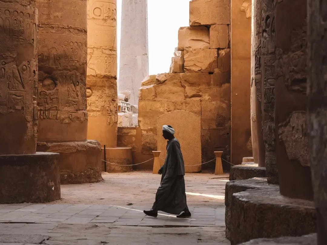 Beduino che cammina tra le rovine di Luxor