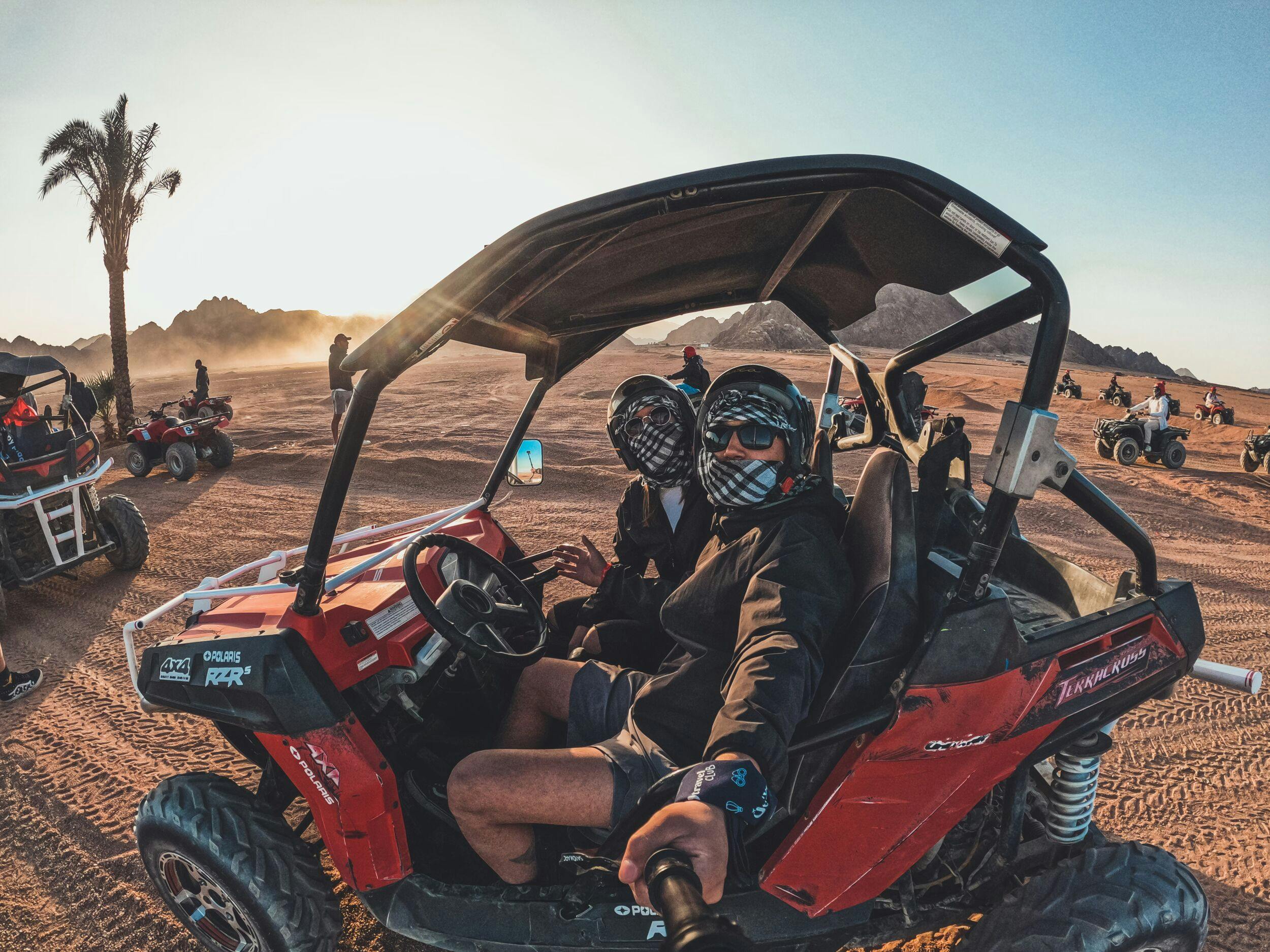 Coppia di ragazzi in buggy nel deserto