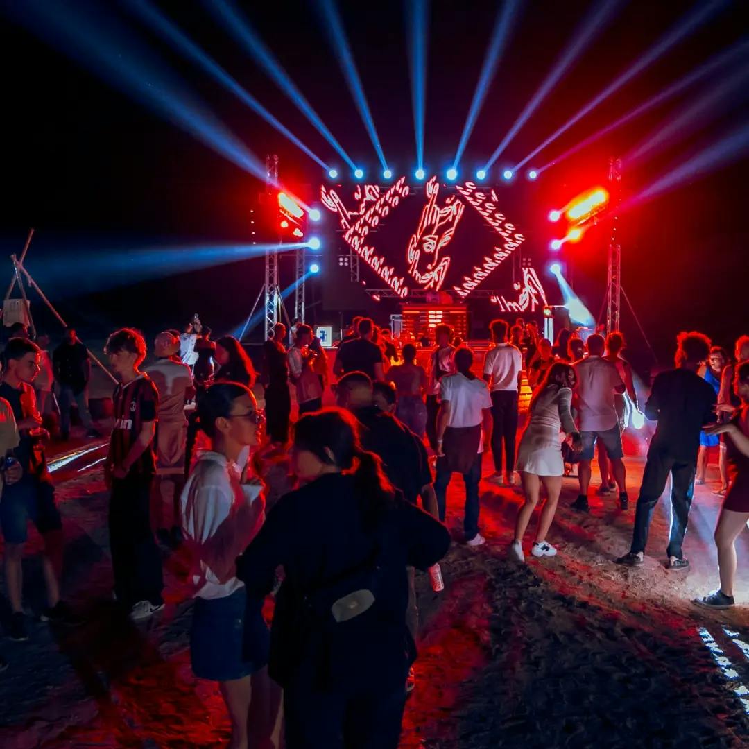 Gruppo di ragazzi che balla nella discoteca Bella Donna nel deserto