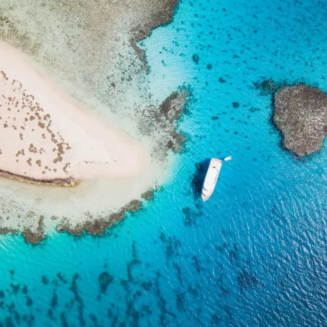 lingua di sabbia Hamata dall'alto con barca non lontana dalla spiaggia