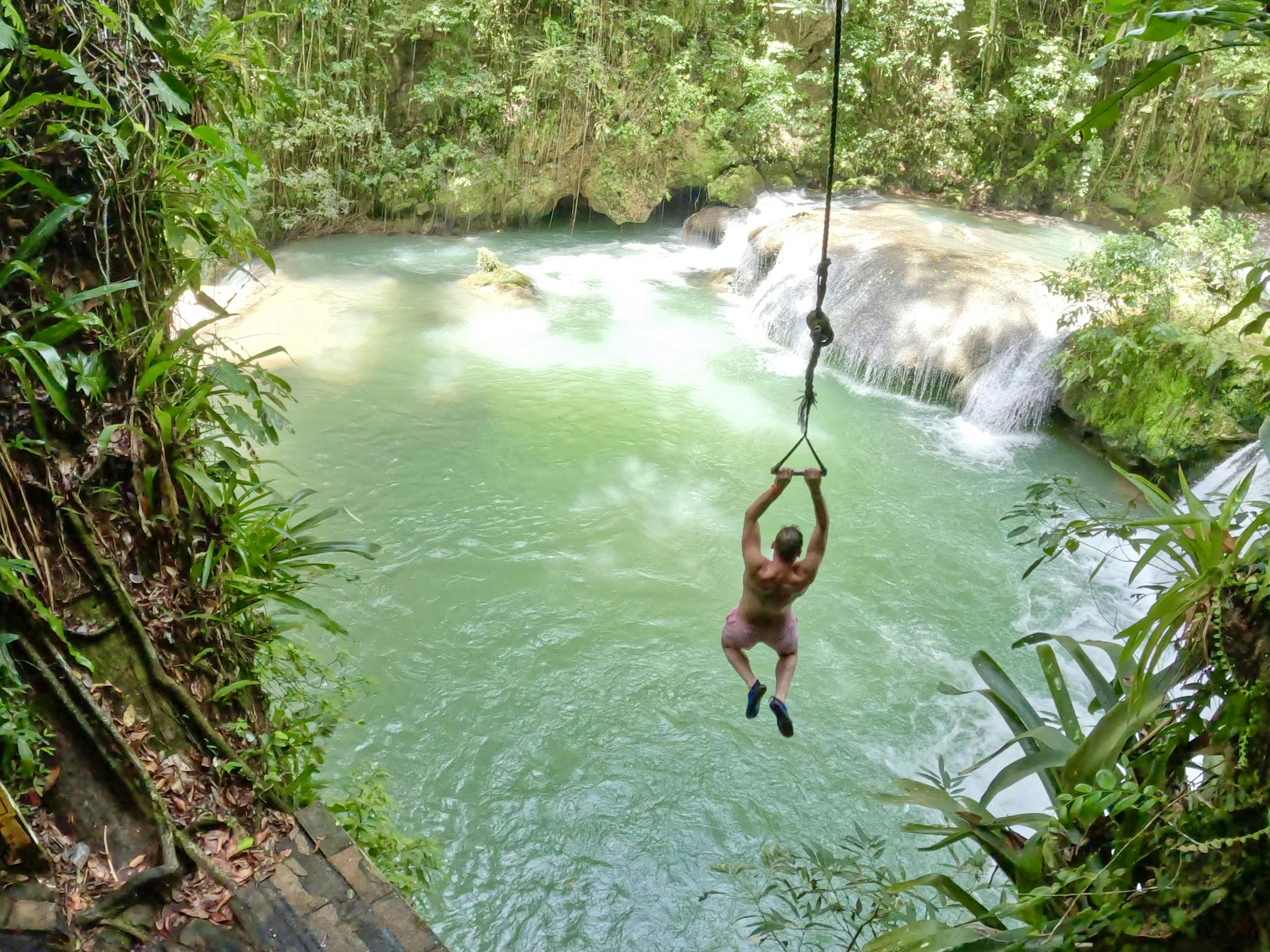 ragazzo che si lancia da una fune dalle cascate di YS 