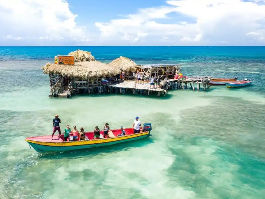 Locale in mezzo all'acqua con barca pronta ad attraccare