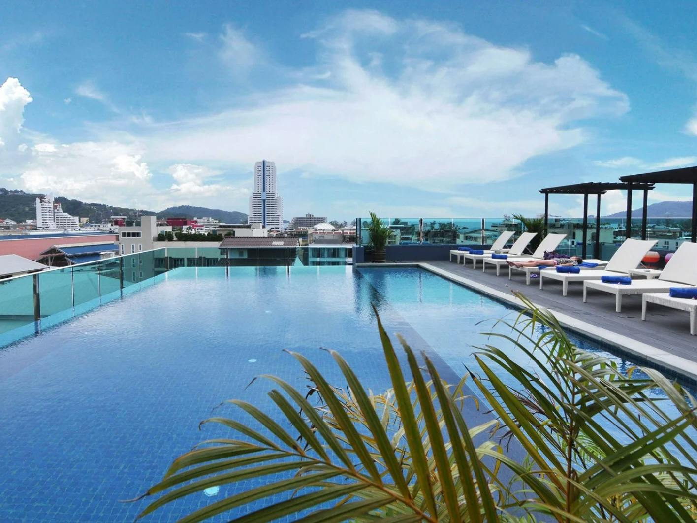 rooftop dell'hotel The Aim Patong con piscina e vista sul mare e sulla città