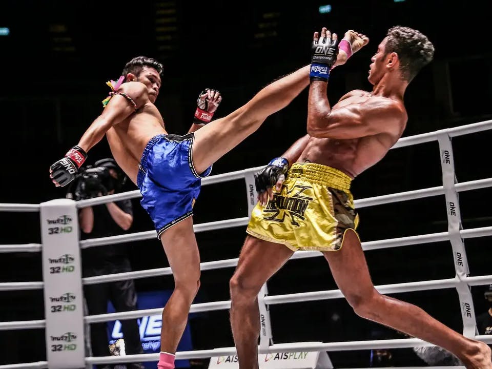 Due lottatori di muay-thai sul ring