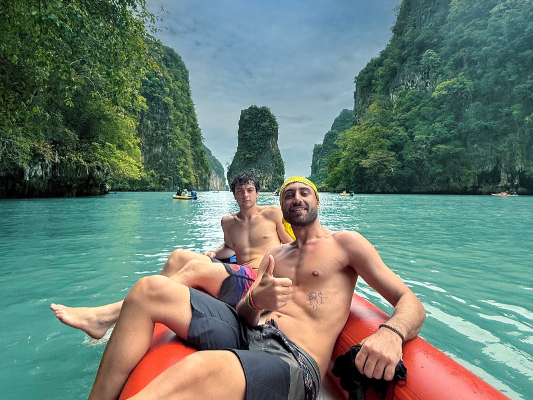 Ragazzi sul gommone all'isola di James Bond in Thailandia