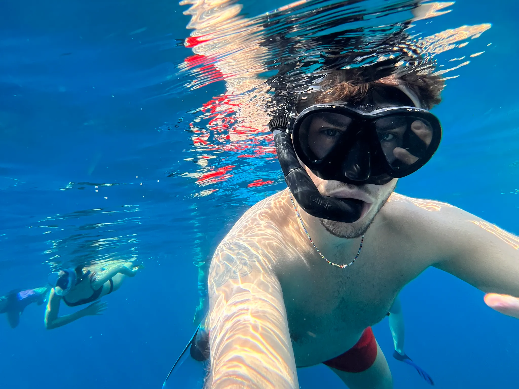 ragazzo che nuota nella barriera delle maldive