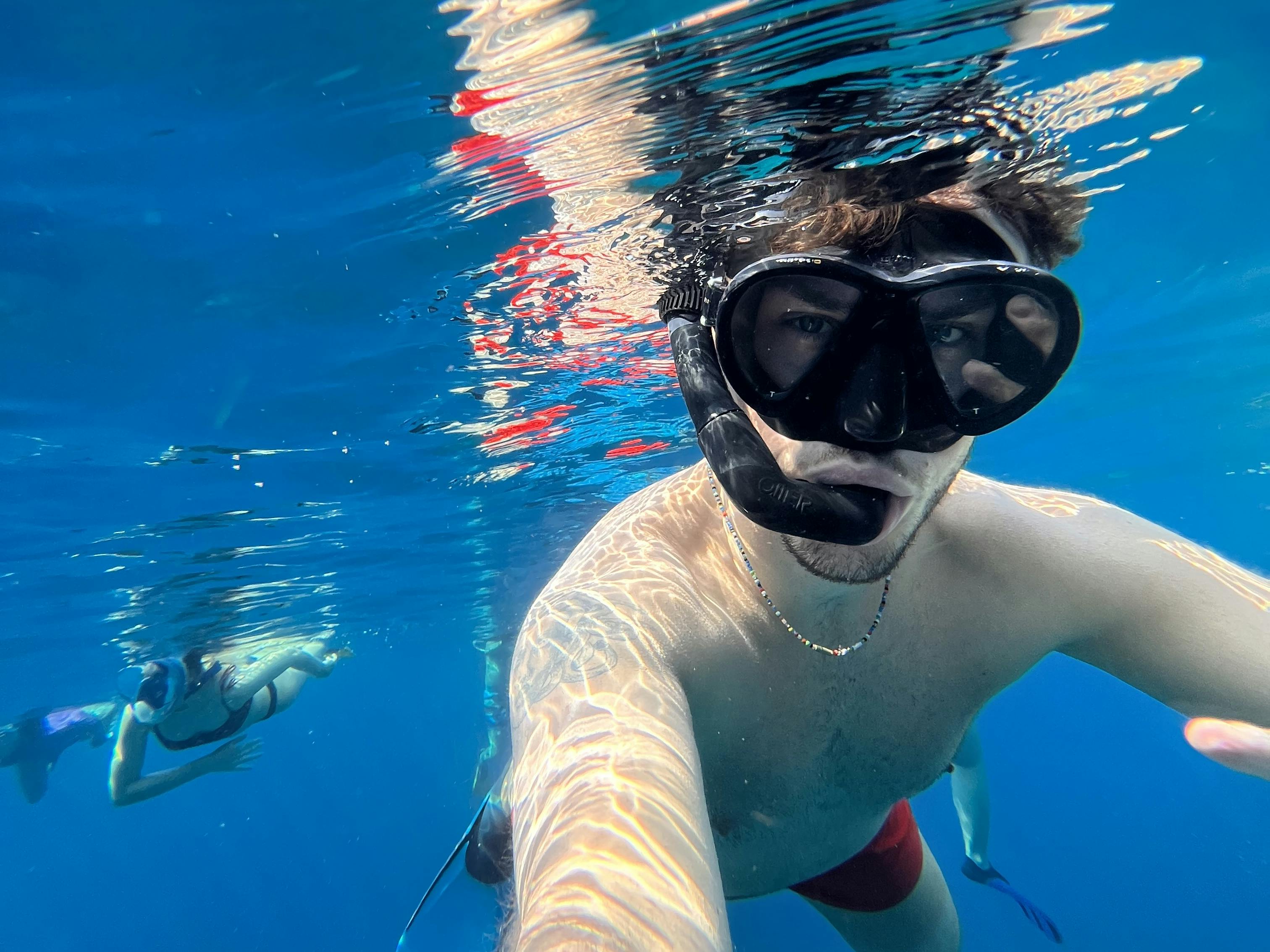 ragazzo che nuota nella barriera delle maldive